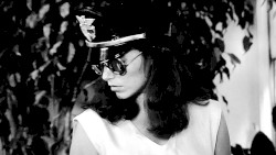 " Las Vanidades del Mundo, Las Grandezas del Imperio, se encierran en el Profundo Silencio del Cementerio " ( J'irai au Paradis car l'Enfer est ici... )