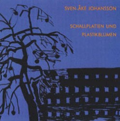 Schallplatten und Plastikblumen